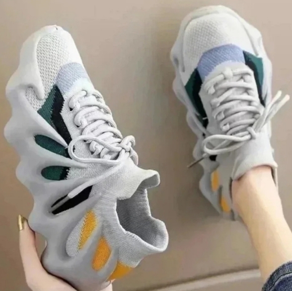 boost Shoes - > New no tag,  very light  women's snickers